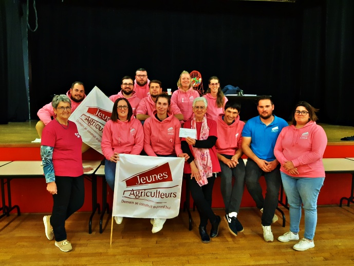 Photo des jeunes agriculteurs avec la remise de chéque