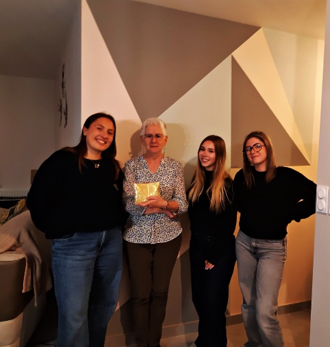 Photos des étudiantes qui me donnent l'argent récoltée lors de leur action pour Octobre Rose.