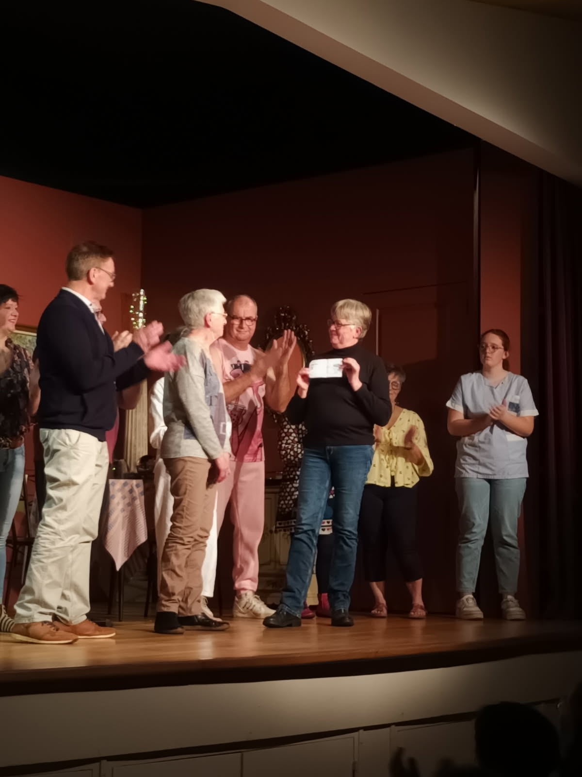 Photo sur la scène du théâtre lors de la remise du chèque.