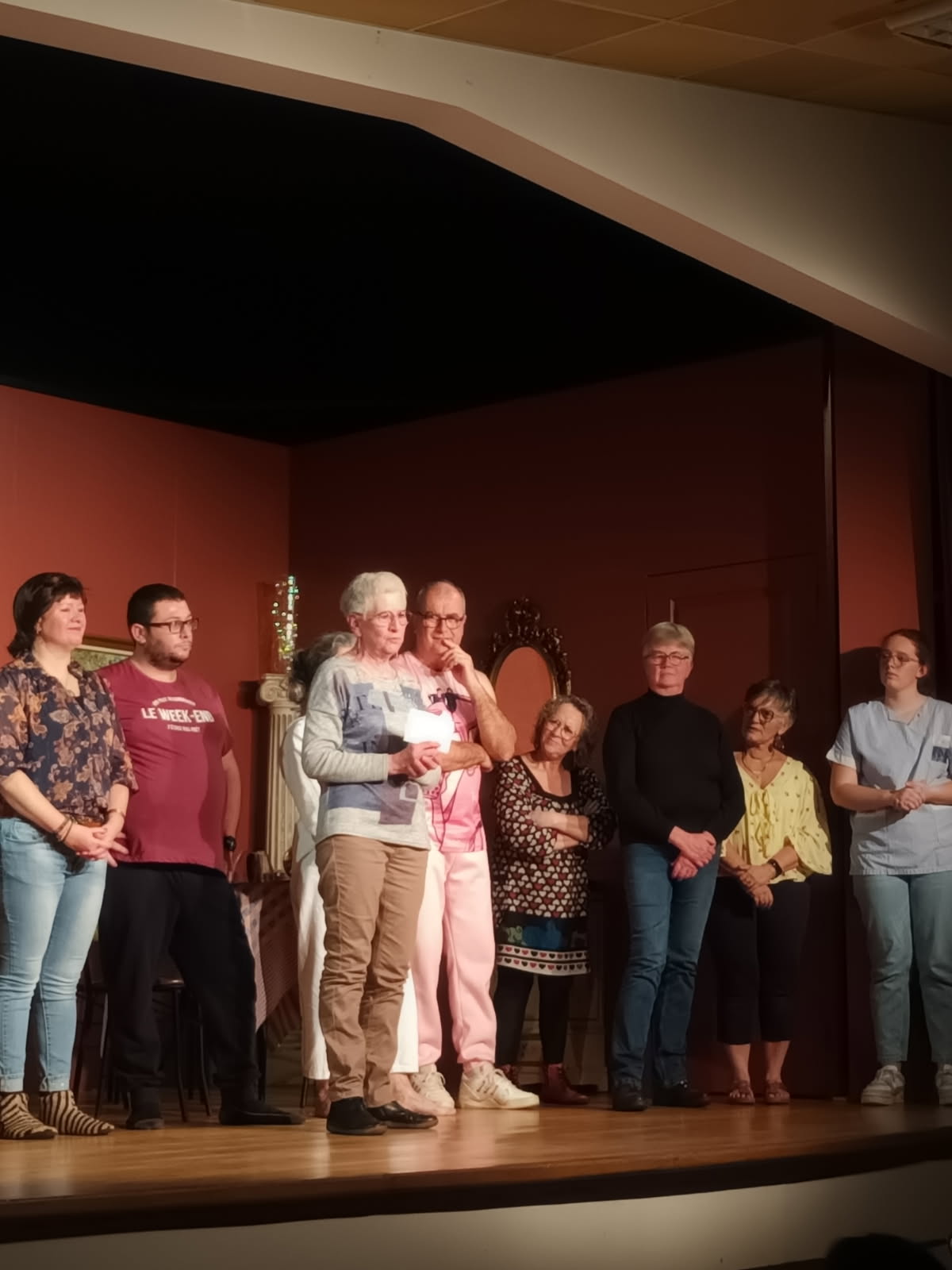 Photo sur la scène du théâtre lors de la remise du chèque.