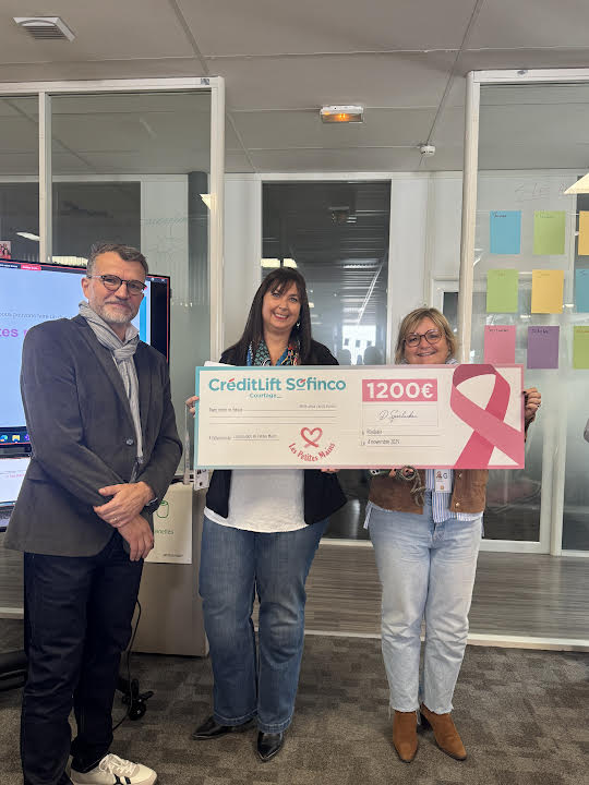 Photo de la remise de chèque par les personnes de Lille.